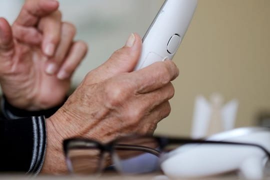 Die Bundesnetzagentur will Preise für Servicenummern angleichen.