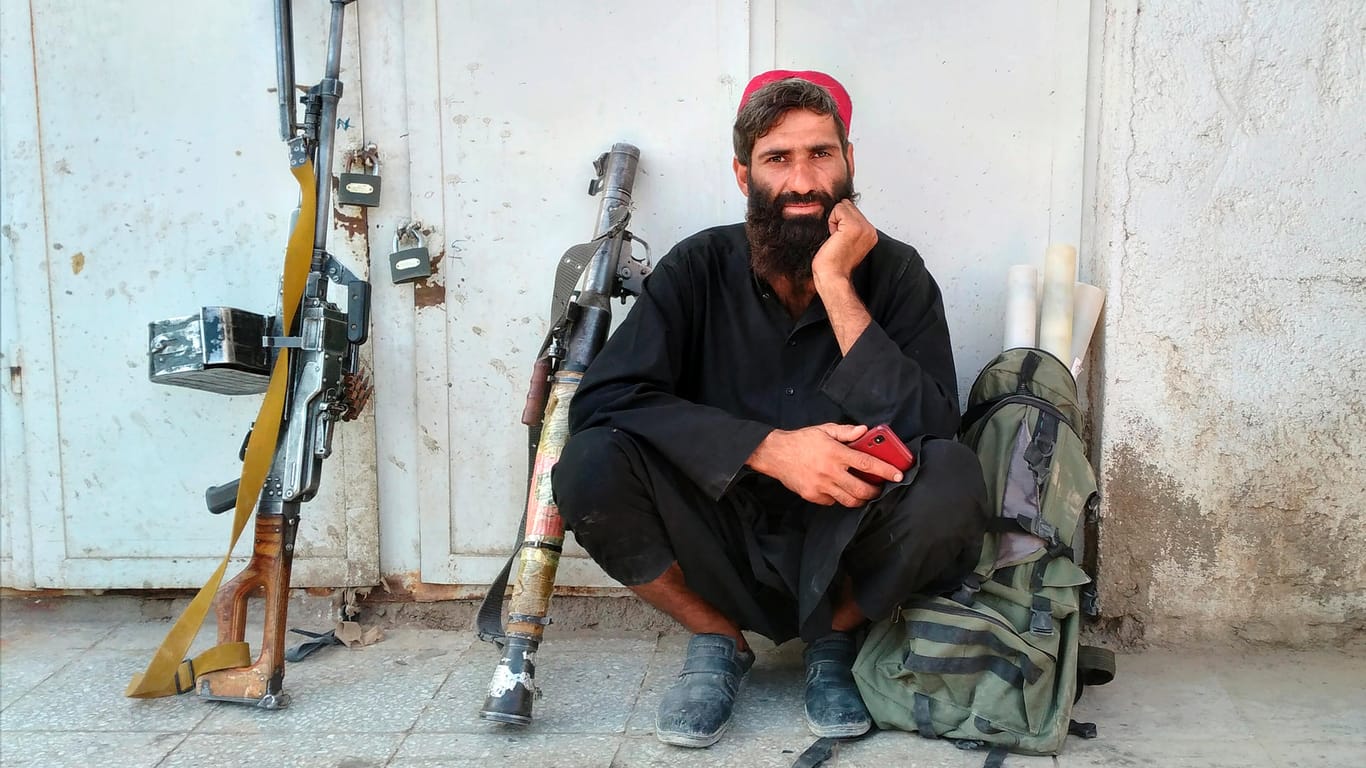 Ein Taliban-Kämpfer sitzt im afghanischen Farah neben seinen Waffen: Mit Faisabad sei die Hauptstadt der nordöstlichen Provinz Badachschan in die Hände der Islamisten gefallen.