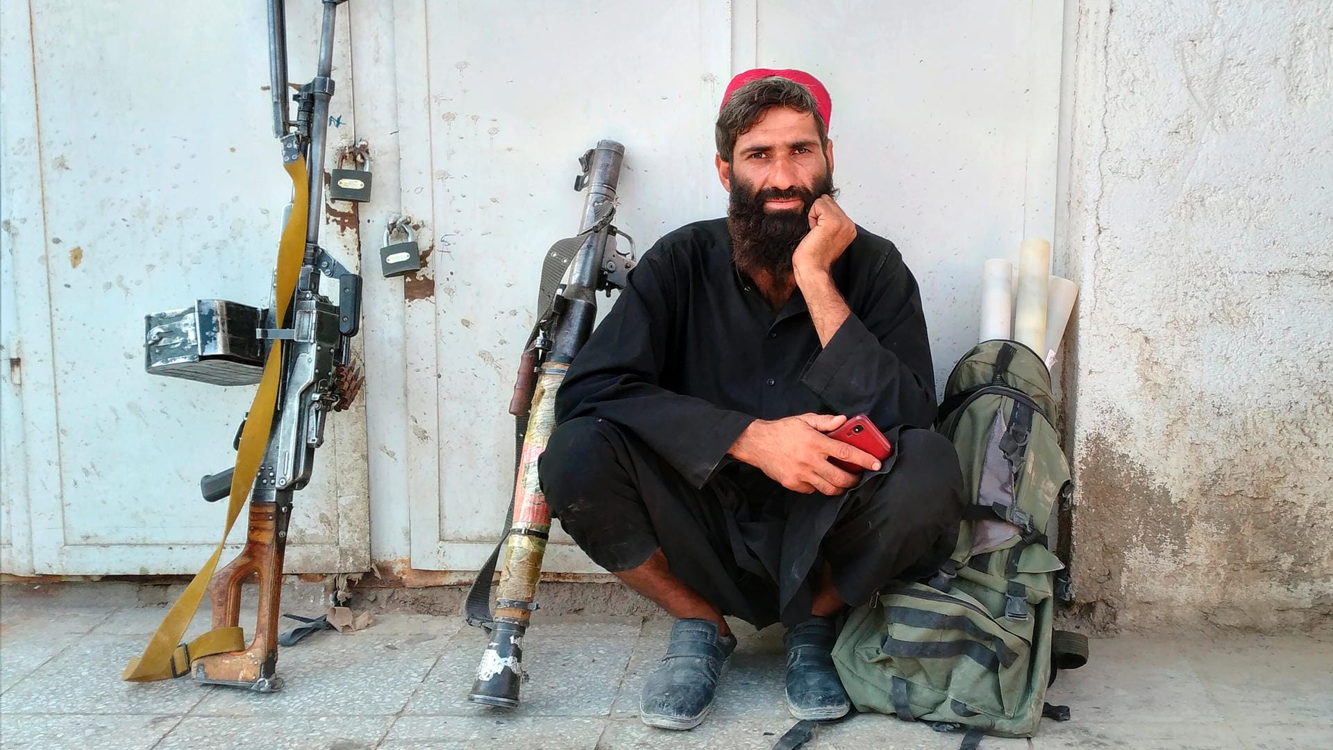Ein Taliban-Kämpfer sitzt im afghanischen Farah neben seinen Waffen: Mit Faisabad sei die Hauptstadt der nordöstlichen Provinz Badachschan in die Hände der Islamisten gefallen.