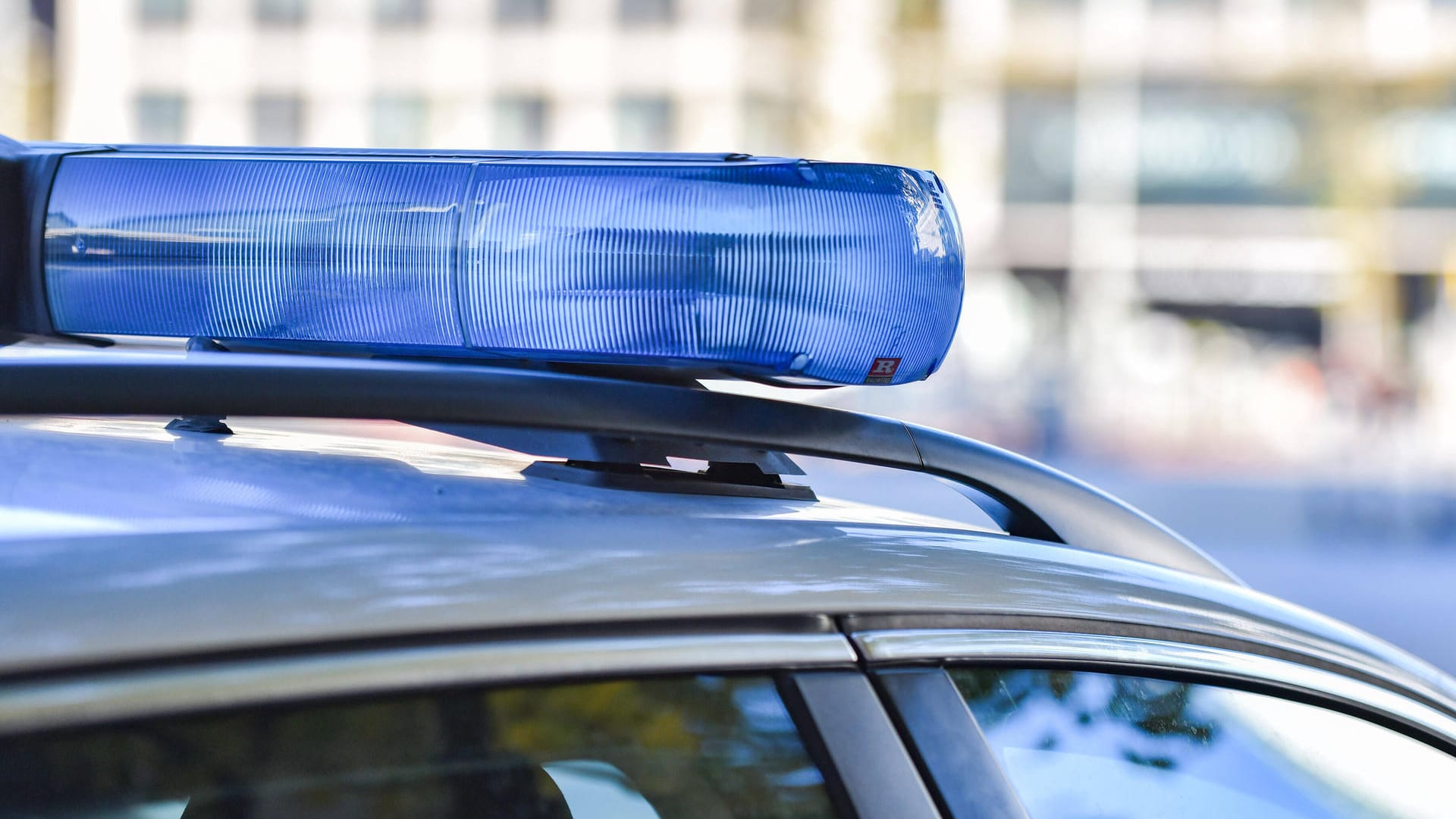 Polizeisirene (Symbolbild): In Schleswig-Holstein stellten Passanten einen Senioren, nachdem dieser ein Mädchen an einer Bushaltestelle belästigt haben soll. Polizeisirene (Symbolbild): In Schleswig-Holstein stellten Passanten einen Senioren, nachdem dieser ein Mädchen an einer Bushaltestelle belästigt haben soll.