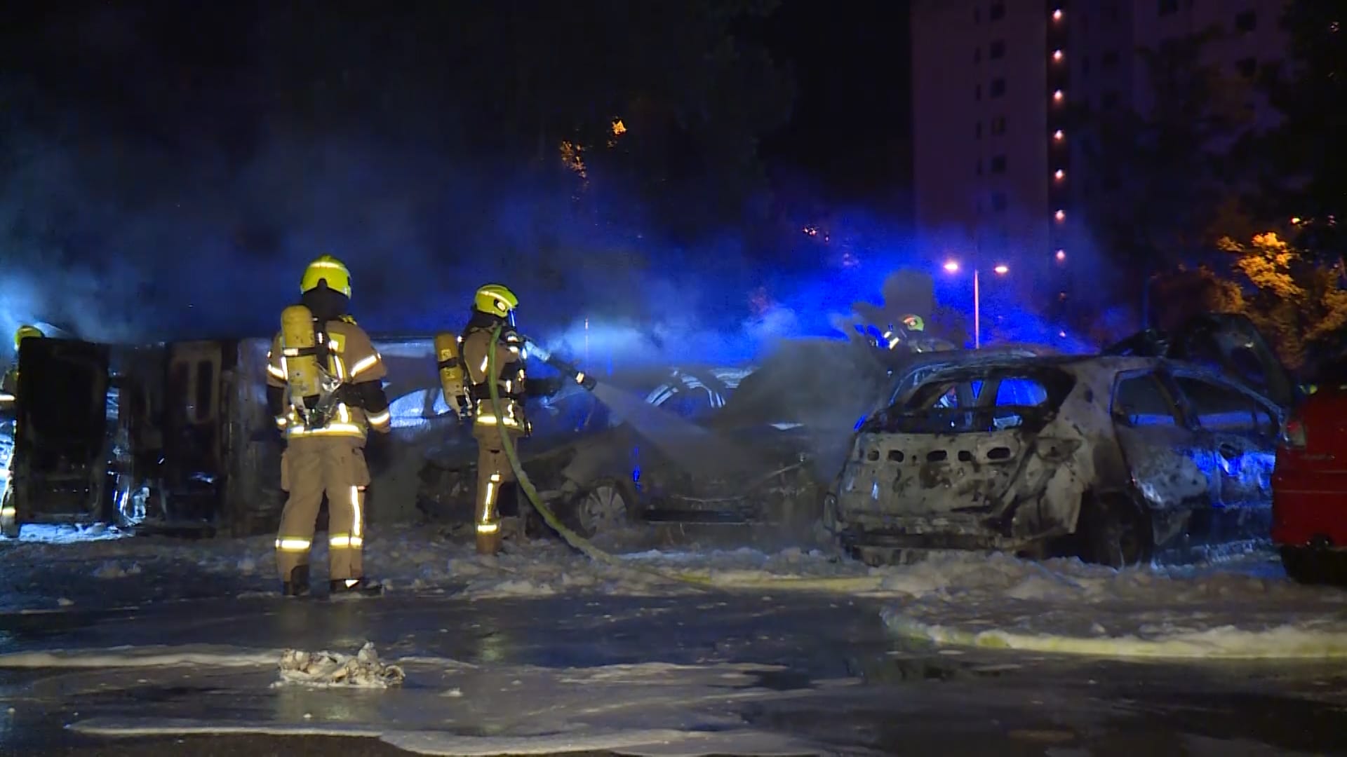 Feuerwehrleute löschen brennende Autos: In Stadtteilen waren Fahrzeuge angezündet worden. Feuerwehrleute löschen brennende Autos: In Stadtteilen waren Fahrzeuge angezündet worden.