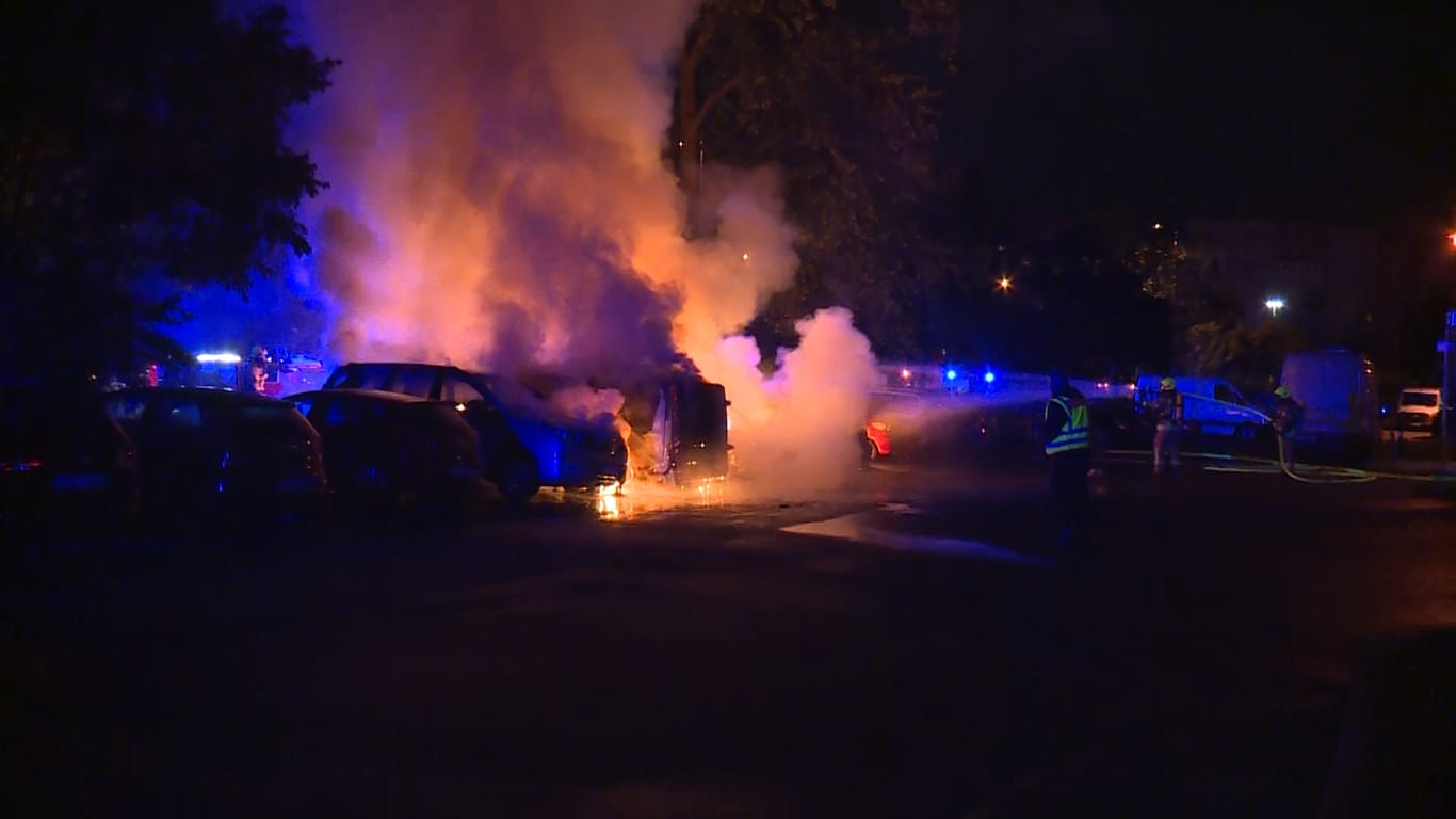 Die Feuerwehr löscht einen Brand: Mindestens 16 Fahrzeuge wurden zerstört oder beschädigt.