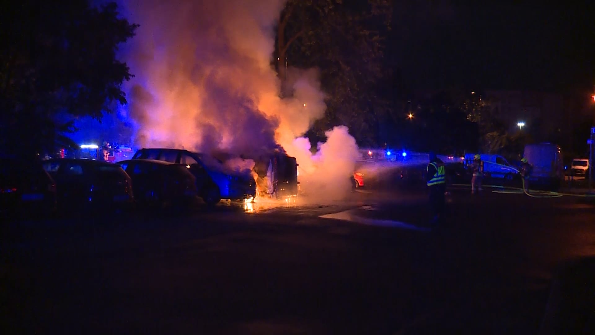 Die Feuerwehr löscht einen Brand: Mindestens 16 Fahrzeuge wurden zerstört oder beschädigt.