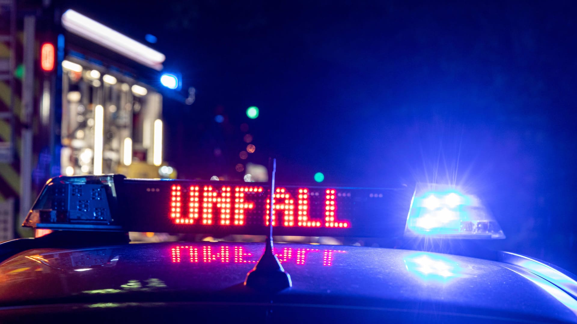 Einsatzwagen der Polizei mit der Aufschrift "Unfall" (Symbolbild): Bei dem Zusammenstoß wurden alle drei Polizisten verletzt.