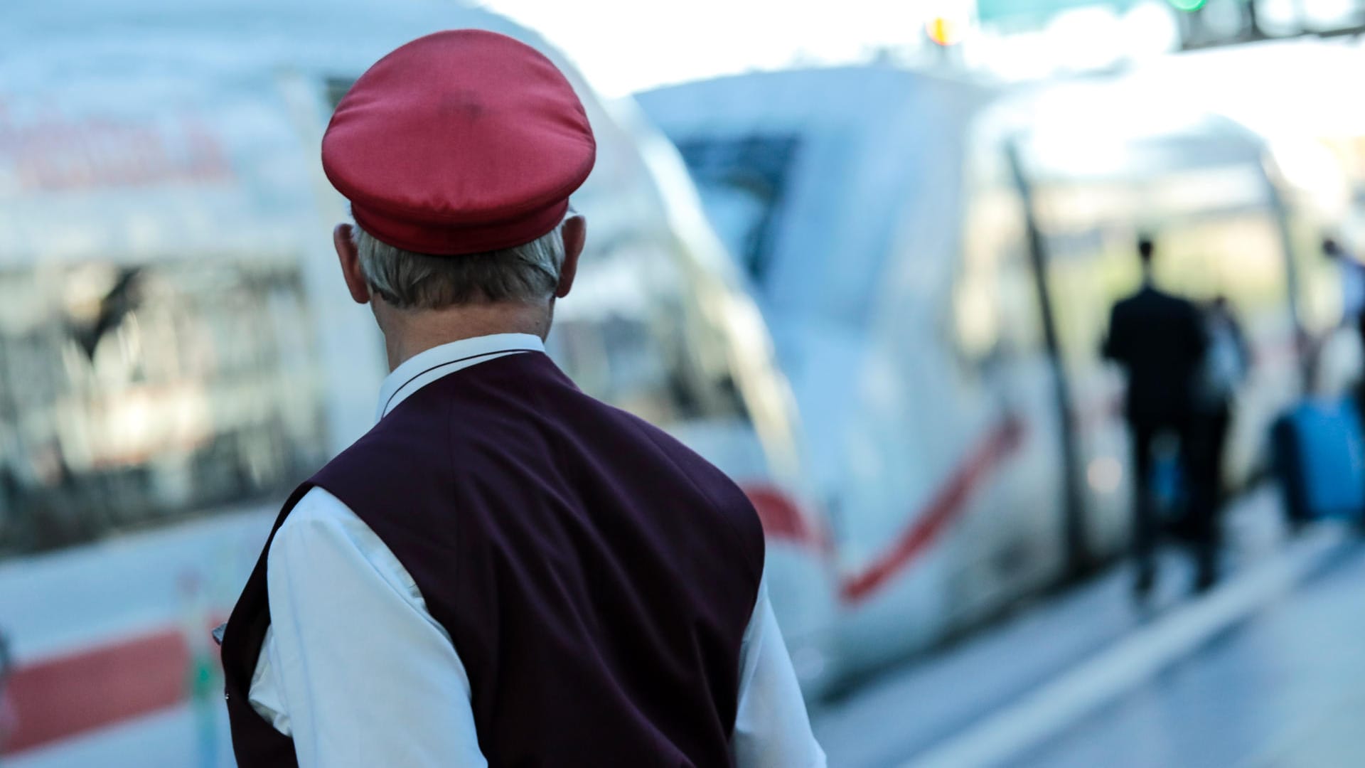 Ein Schaffner gibt ein Abfahrtszeichen für einen ICE (Symbolbild): Die Lokführergewerkschaft GDL hat ihre Mitglieder zum Streik bei der Deutschen Bahn aufgerufen.