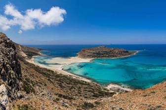 Insel Kreta (Symbolbild): Zwei Deutsche müssen sich auf der Urlaubsinsel vor Gericht verantworten.