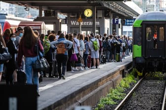 Stuttgart: Zahlreiche Menschen warten am Hauptbahnhof auf den einfahrenden Flixtrain-Zug mit Ziel.