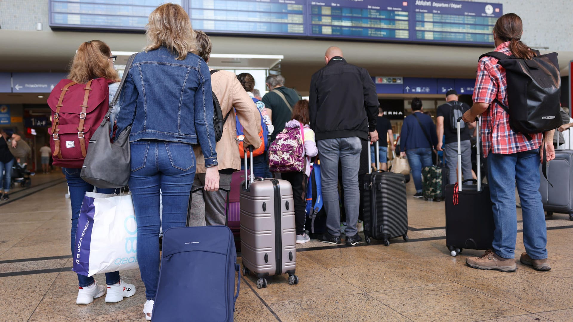 Reisende stehen im Kölner Hauptbahnhof an einem Informationsschalter: Die Lokführergewerkschaft GDL will bis Freitag streiken.