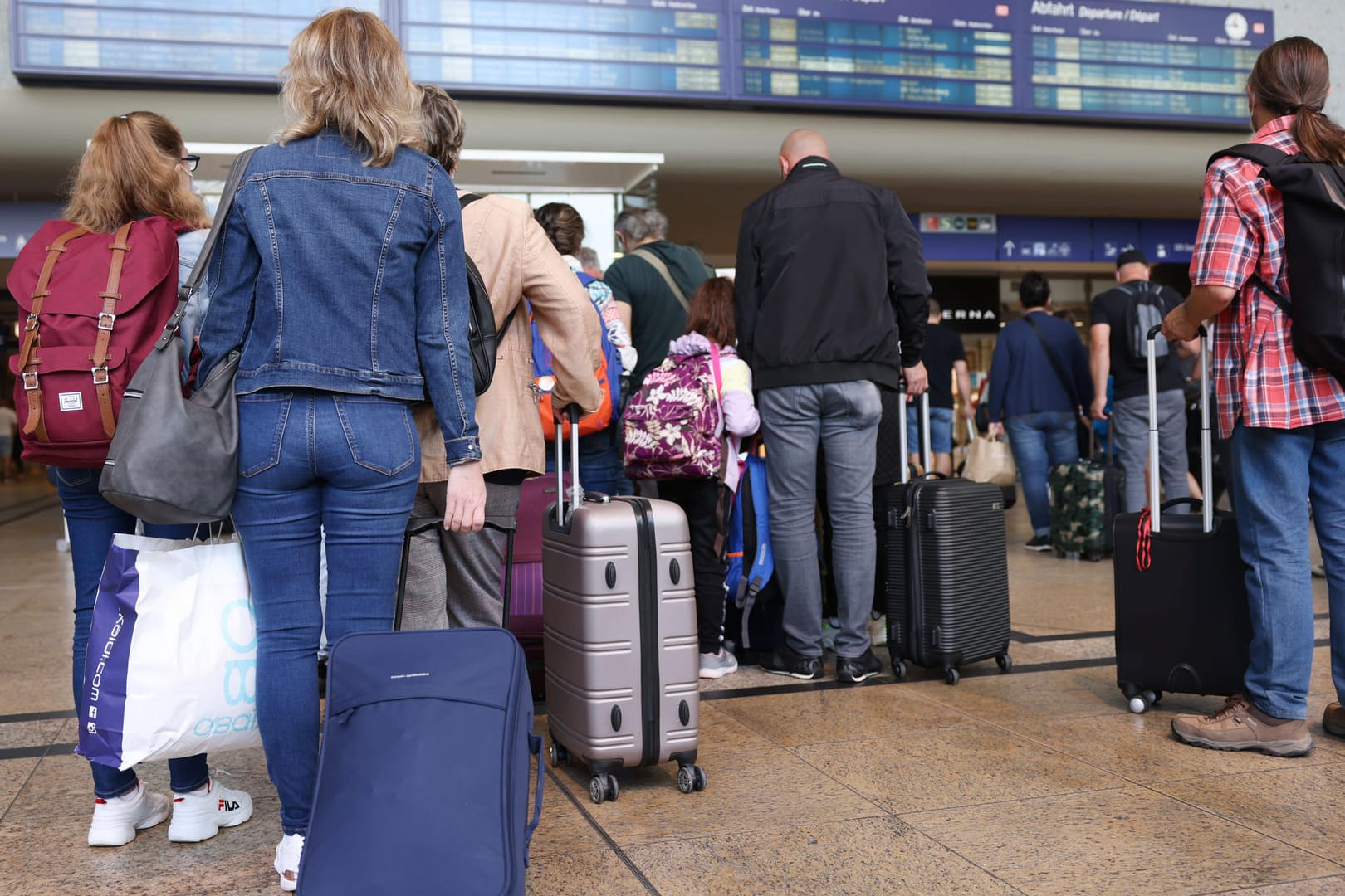 Reisende stehen im Kölner Hauptbahnhof an einem Informationsschalter: Die Lokführergewerkschaft GDL will bis Freitag streiken.