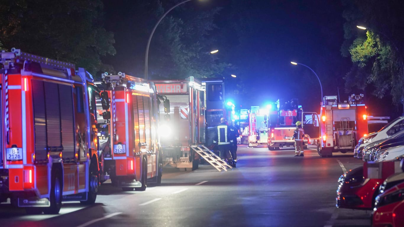 03.08.2021, Berlin, Deutschland, GER - Feuerwehreinsatz in Berlin-Marienfelde. Es brannte eine Wochnung in einem Hochhau
