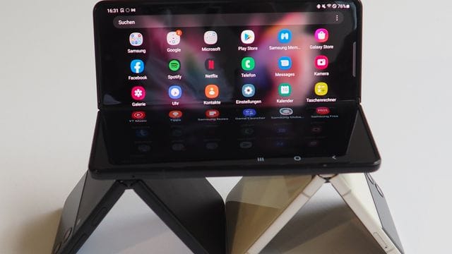 Laden zum kreativen Telefon-Hausbau ein: Das Samsung Galaxy Z Flip 3 (zweimal unten) und ein Samsung Galaxy Z Fold 3 (oben). Laden zum kreativen Telefon-Hausbau ein: Das Samsung Galaxy Z Flip 3 (zweimal unten) und ein Samsung Galaxy Z Fold 3 (oben).