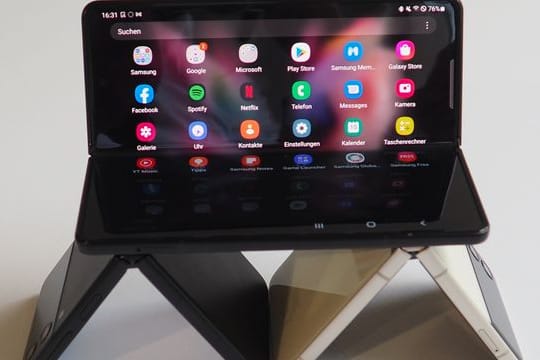 Laden zum kreativen Telefon-Hausbau ein: Das Samsung Galaxy Z Flip 3 (zweimal unten) und ein Samsung Galaxy Z Fold 3 (oben).