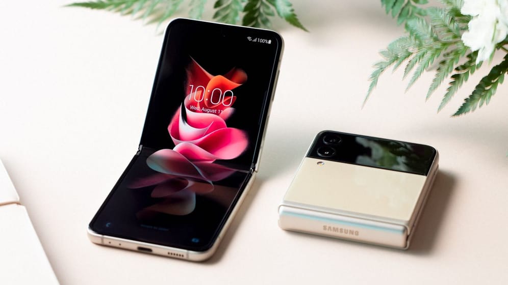 Einmal auf-, einmal zugeklappt: Das Samsung Galaxy Z Flip 3.