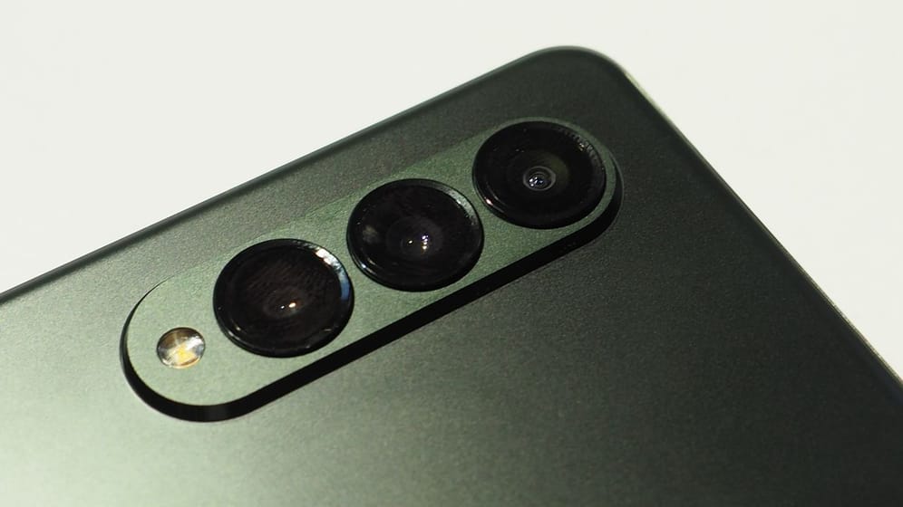 Dreimal 12 Megapixel gibt es bei der Hauptkamera des Galaxy Z Fold 3 - eine Weitwinkel, eine Ultraweitwinkel und eine Telekamera.