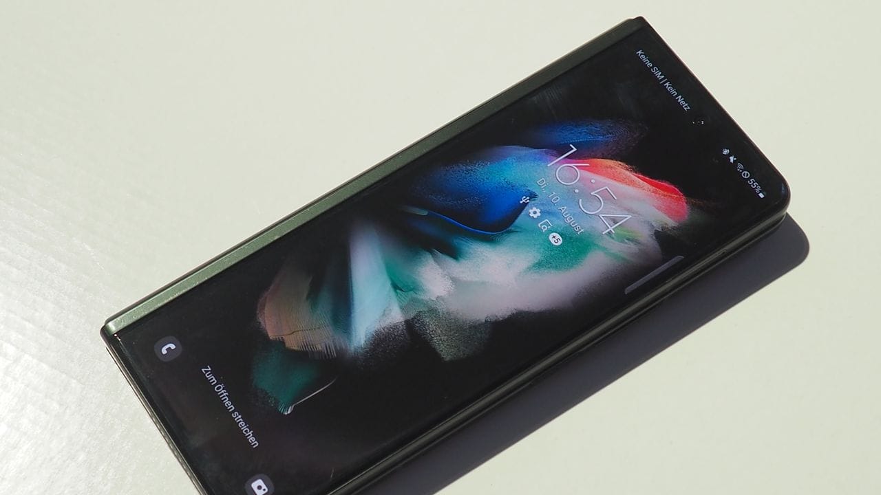 Das Frontdisplay des zusammengeklappten Samsung Galaxy Z Fold 3.