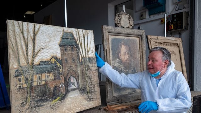 Gemälderestaurator Dimitri Scher vor geretteten Werken.