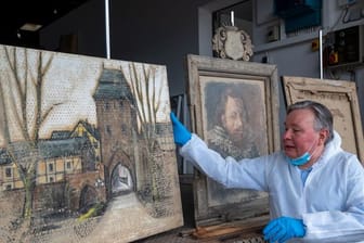 Gemälderestaurator Dimitri Scher vor geretteten Werken.