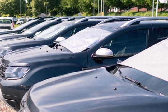 Damit das Fahrzeuginnere sich im Sommer weniger stark aufheizt, gibt es Gadgets.