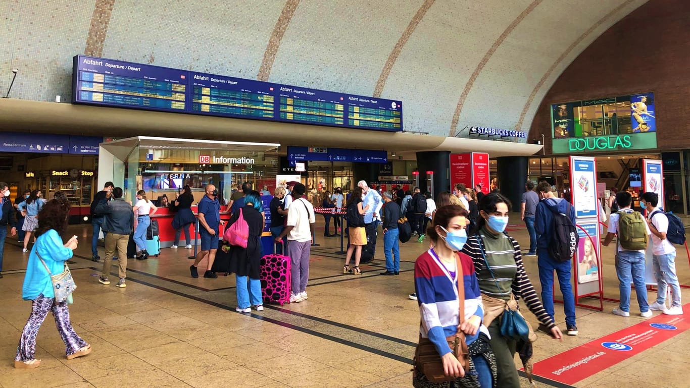 Das Foyer des Kölner Hauptbahnhofs: Viele Reisende blieben am Mittag ratlos zurück.
