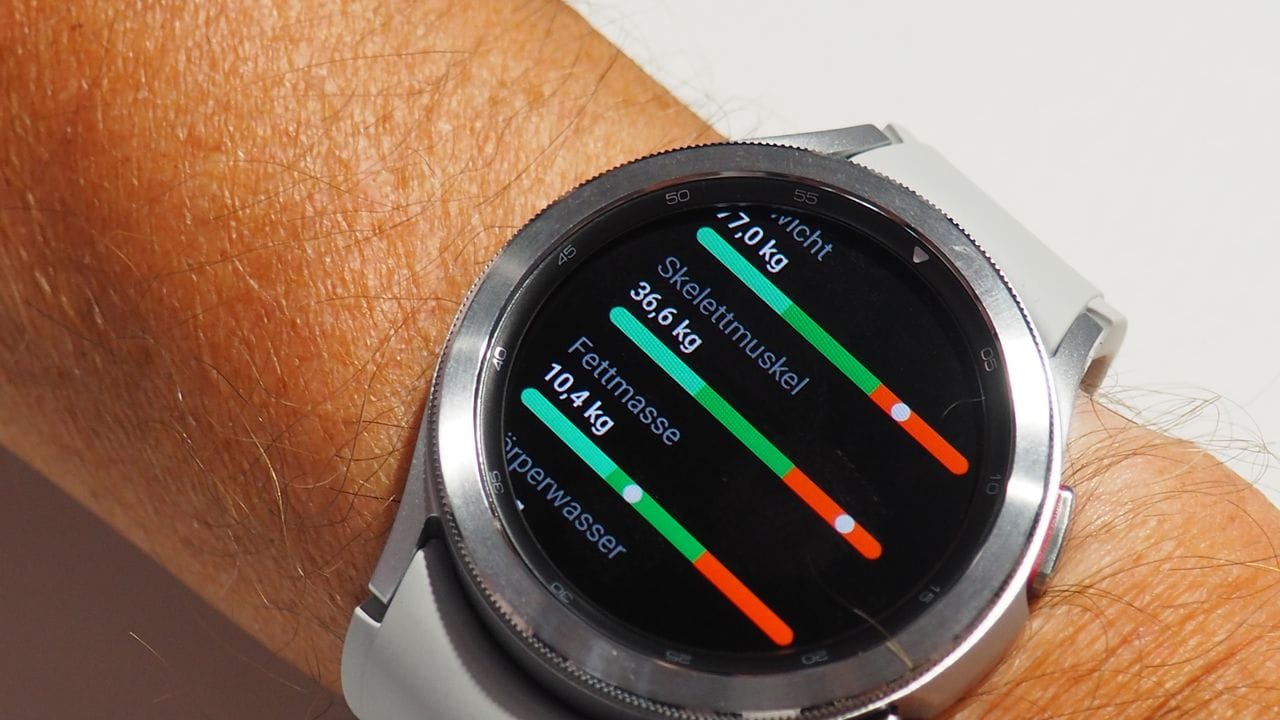 Die Galaxy Watch 4 kann noch mehr Daten erfassen als andere Modelle: 36,6 Kilogramm Skelettmuskeln sind bei diesem Träger laut Samsung schon im roten Bereich.