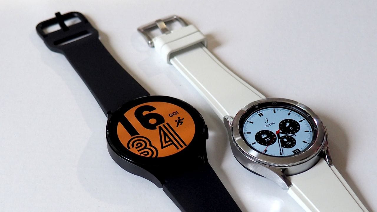 Zwei neue Uhren von Samsung: Die Galaxy Watch 4 (links) und die Galaxy Watch 4 Classic (rechts).