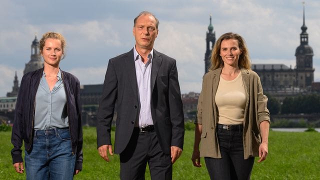 Cornelia Gröschel (l), Karin Hanczewski (r) und Martin Brambach bei einer Drehpause in Dresden.