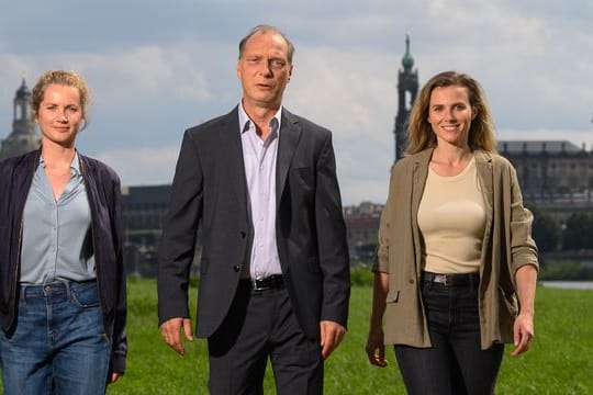 Cornelia Gröschel (l), Karin Hanczewski (r) und Martin Brambach bei einer Drehpause in Dresden.