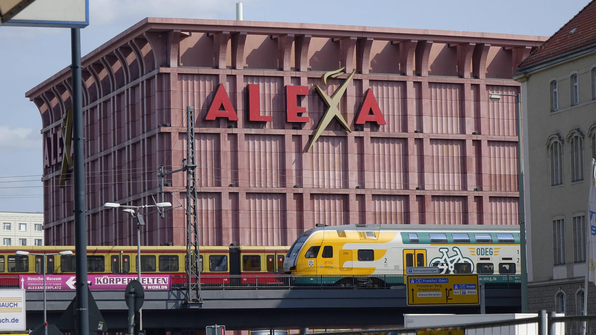 Das Einkaufszentrum "Alexa" am Alexanderplatz in Berlin (Archivbild): Hier kann man sich nun impfen lassen. Das Einkaufszentrum "Alexa" am Alexanderplatz in Berlin (Archivbild): Hier kann man sich nun impfen lassen.