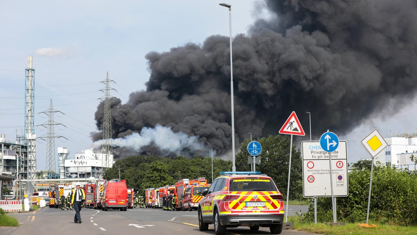 Rauchwolke über Leverkusen (Archivbild): Bei der Explosion Ende Juli kamen sechs Menschen ums Leben, eine Person wird noch immer vermisst.