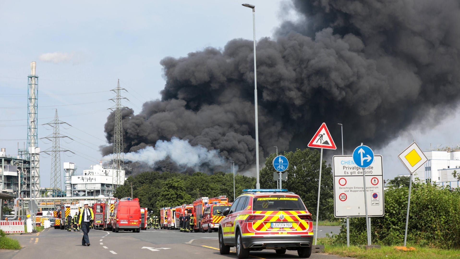 Rauchwolke über Leverkusen (Archivbild): Bei der Explosion Ende Juli kamen sechs Menschen ums Leben, eine Person wird noch immer vermisst. Rauchwolke über Leverkusen (Archivbild): Bei der Explosion Ende Juli kamen sechs Menschen ums Leben, eine Person wird noch immer vermisst.