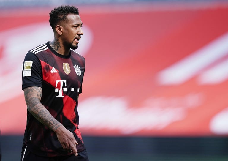 Jérôme Boateng ist weiterhin auf Klubsuche. Der Weltmeister von 2014 ist nach seinem Vertragsende beim FC Bayern im Sommer vereinslos. In der Vergangenheit wurde er mit dem FC Sevilla, Tottenham Hotspur, aber auch Hertha BSC in Verbindung gebracht. Der 32-Jährige ist nicht der einzige prominente Name, der momentan ohne Klub ist. t-online stellt Ihnen einige von ihnen vor.