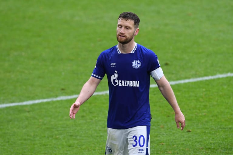 Zusammen mit Jérôme Boateng gewann Shkodran Mustafi 2014 die Weltmeisterschaft. Doch besonders die vergangenen Jahre waren eine Achterbahnfahrt für den Innenverteidiger. Seine letzte Station: Schalke 04. Mit den Knappen stieg der 29-Jährige jedoch ab und wusste sich nicht sonderlich zu empfehlen. Daher gibt es offenbar auch nur begrenztes Interesse an ihm.