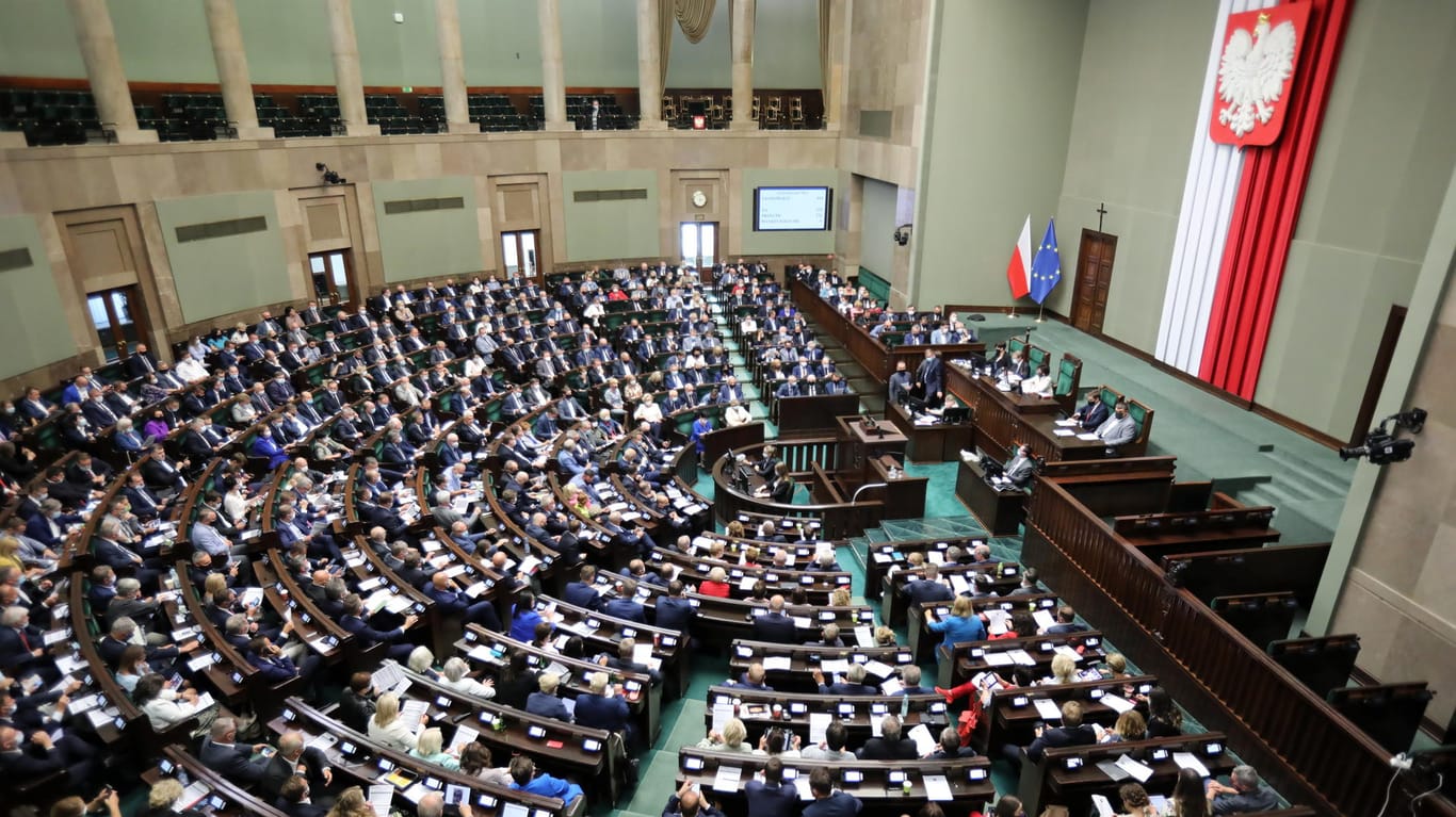 Warschau: Polnische Abgeordnete nehmen an einer Parlamentsdebatte über das neues Mediengesetz im Unterhaus teil.