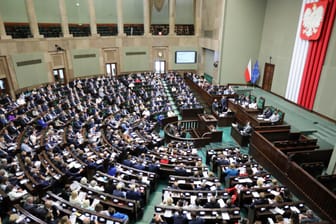 Warschau: Polnische Abgeordnete nehmen an einer Parlamentsdebatte über das neues Mediengesetz im Unterhaus teil.