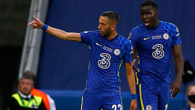 Hakim Ziyech (l.) feiert seinen Treffer zum 1:0: Die "Blues" holten den ersten internationalen Titel der Saison.