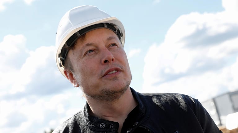 Elon Musk beim Besuch der Tesla-Baustelle in Brandenburg (Archivbild). Er ist erneut in Berlin gelandet.