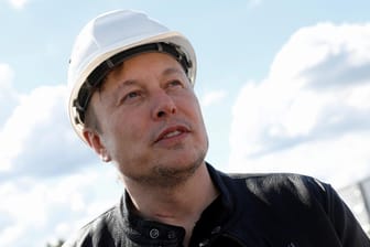 Elon Musk beim Besuch der Tesla-Baustelle in Brandenburg (Archivbild). Er ist erneut in Berlin gelandet.