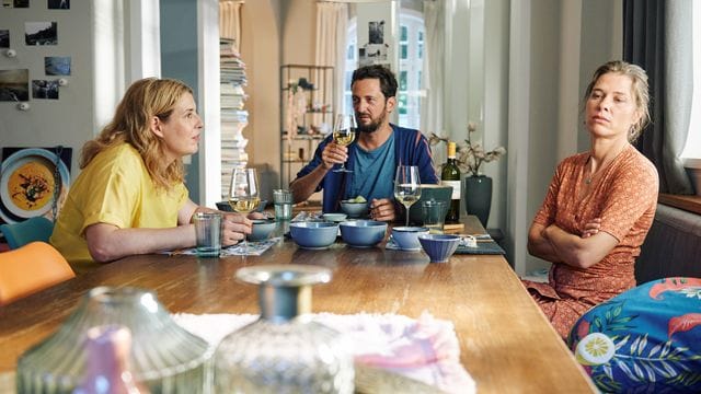 Die besten Freundinnen Daisy (Elena Uhlig, l) und Anna (Meike Droste), dazwischen Daisys Freund Leo (Jan Messutat).