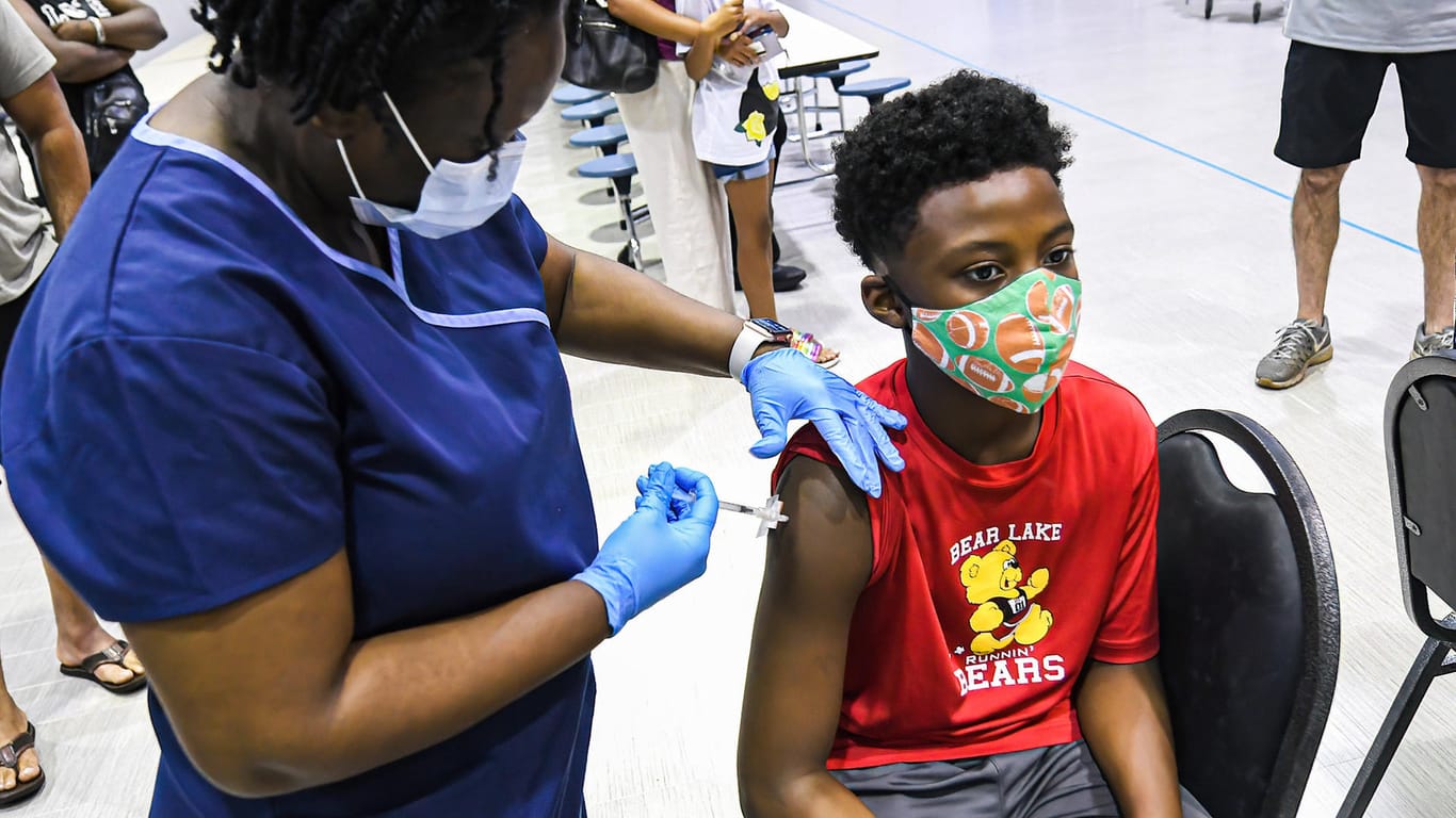 Ein Junge wird in Florida geimpft (Archivbild). Noch sind es zu wenige Kinder und Jugendliche mit Impfschutz. Die Krankenhäuser füllen sich.