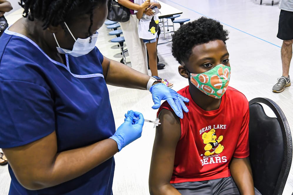 Ein Junge wird in Florida geimpft (Archivbild). Noch sind es zu wenige Kinder und Jugendliche mit Impfschutz. Die Krankenhäuser füllen sich.