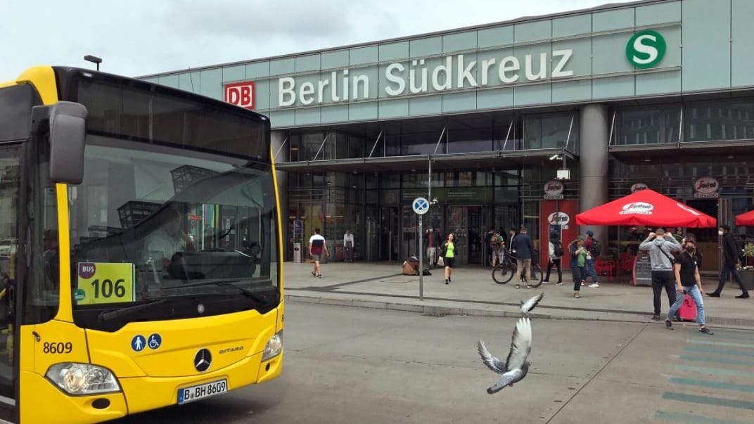 Bahnhof Südkreuz in Berlin (Archivbild): Hier sollen die Brüder die Leiche ihrer Schwester in einem Koffer transportiert haben.