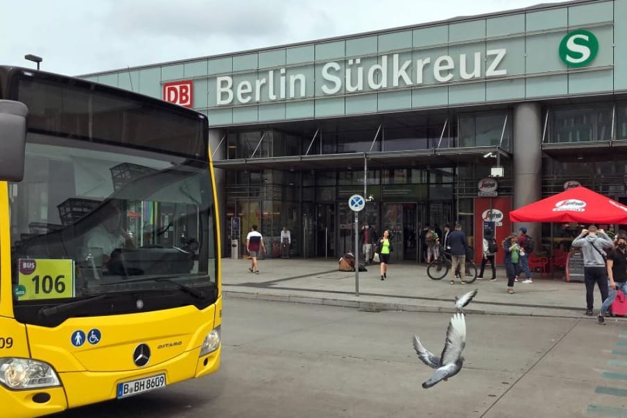 Bahnhof Südkreuz in Berlin (Archivbild): Hier sollen die Brüder die Leiche ihrer Schwester in einem Koffer transportiert haben.