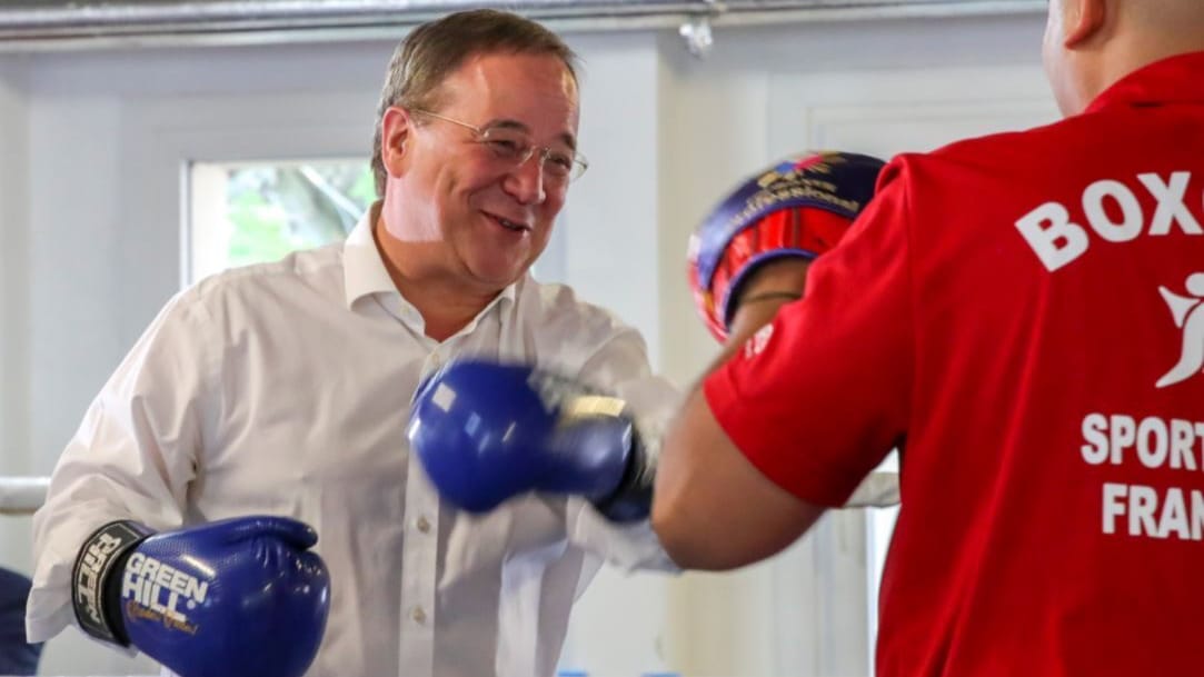 Armin Laschet beehrte gestern eine Boxschule.