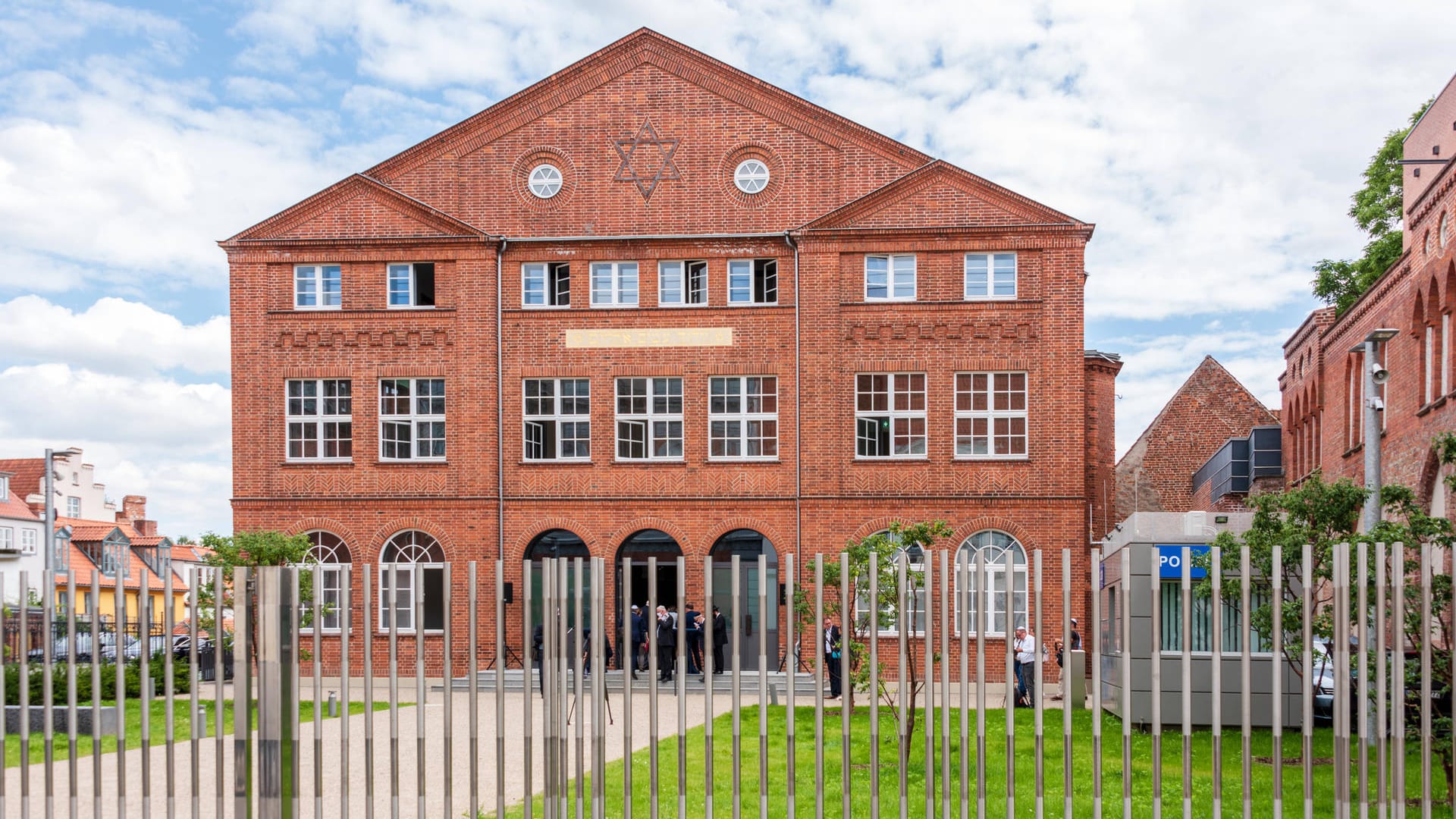 Die Lübecker Carlebach-Synagoge wurde vor einigen Jahren von Neonazis angegriffen und muss hermetisch bewacht werden.