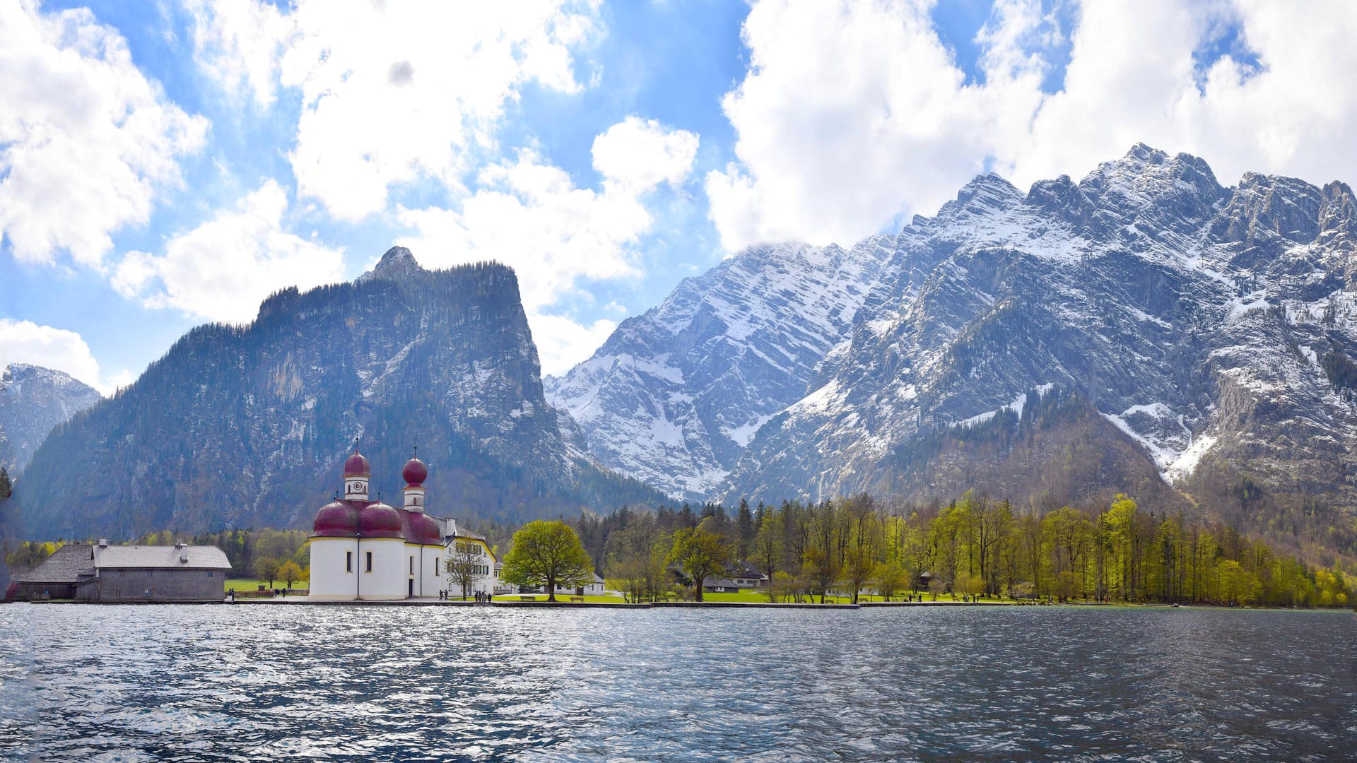 Trügerische Idylle: am Watzmann (im Hintergrund, Archivbild) kommen immer wieder Menschen beim Klettern ums Leben. Trügerische Idylle: am Watzmann (im Hintergrund, Archivbild) kommen immer wieder Menschen beim Klettern ums Leben.