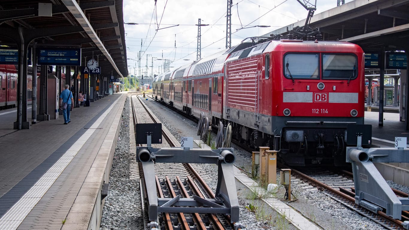 In Stralsund steht ein Zug am Donnerstag still. Bundesweit streiken die Lokführer der GDL auch heute.