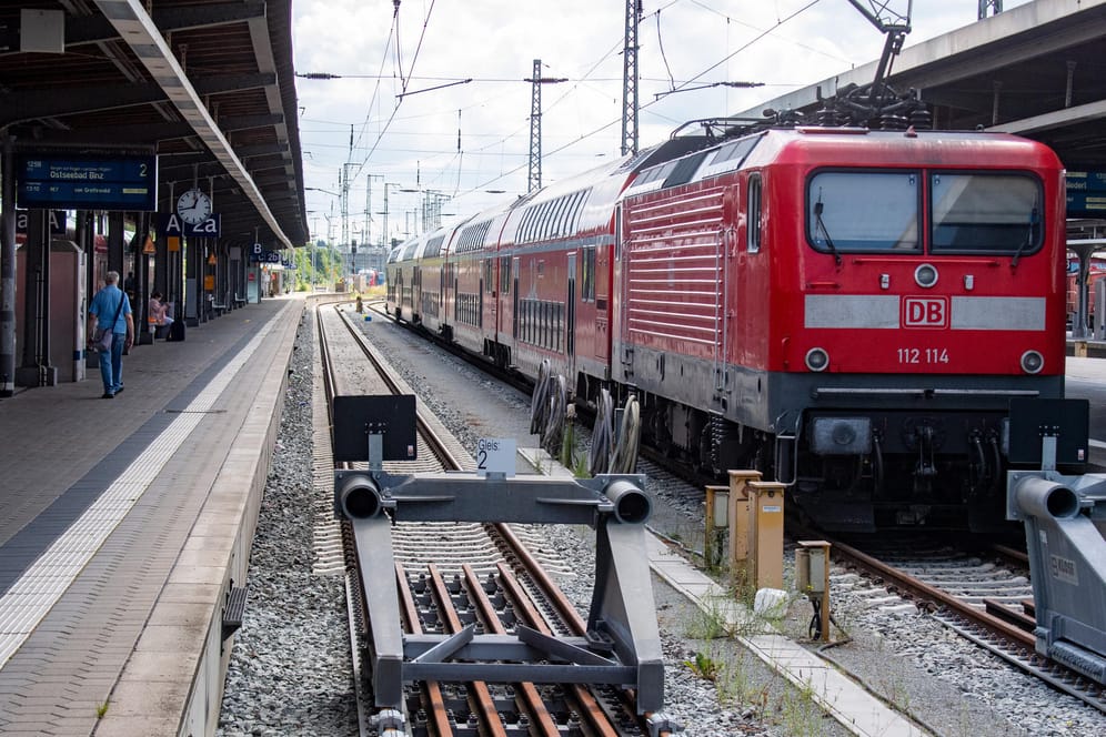 In Stralsund steht ein Zug am Donnerstag still. Bundesweit streiken die Lokführer der GDL auch heute.