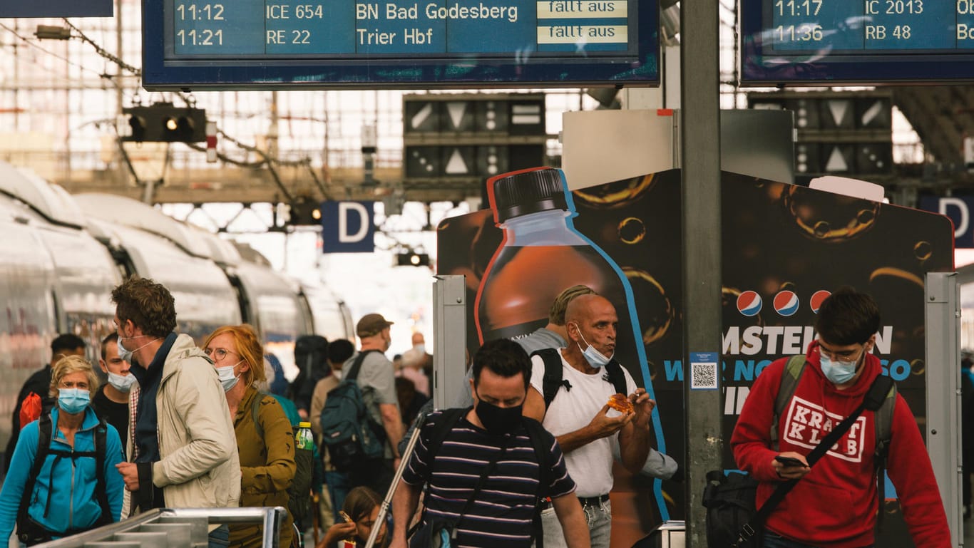 Reisende während eines GDL-Streiks am Bahnsteig des Kölner Bahnhofs: Fünf Tage lang werden Nah- und Fernverkehr stark eingeschränkt.