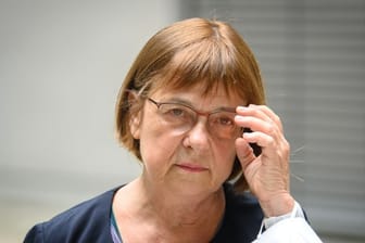 Ursula Nonnemacher gestikuliert