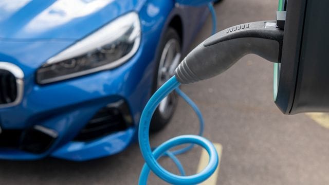 Autoindustrie fordert angesichts steigender E-Auto-Zahlen einen schnelleren Ausbau des Ladenetzes. Autoindustrie fordert angesichts steigender E-Auto-Zahlen einen schnelleren Ausbau des Ladenetzes.